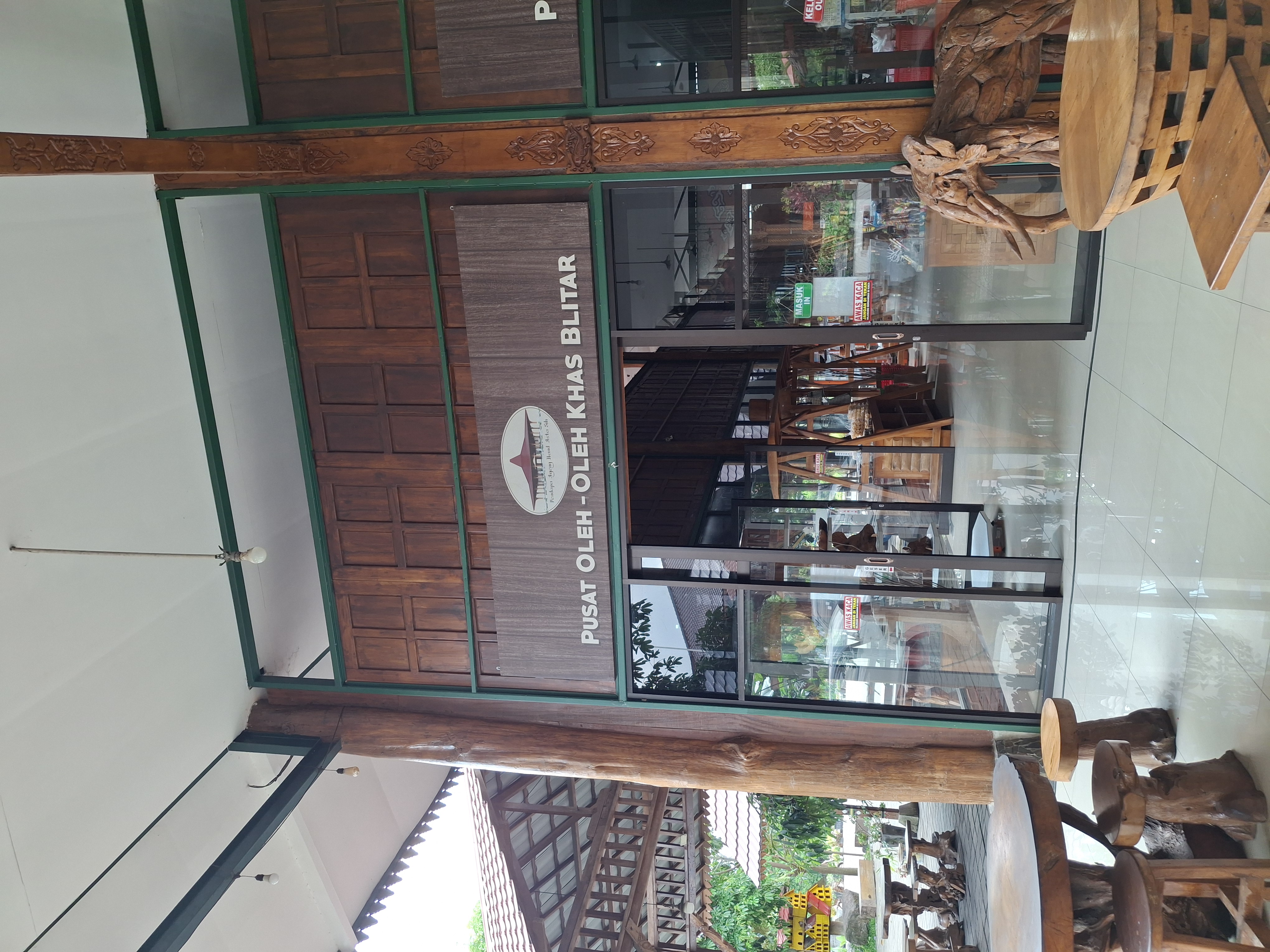 Rak oleh-oleh khas lokal